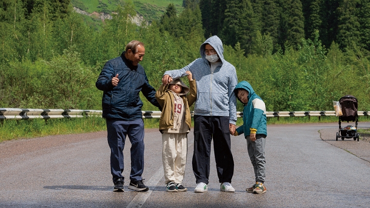 전기차 횡단 여정 중 할아버지&middot;아버지&middot;손주 3대가 함께 남긴 사진