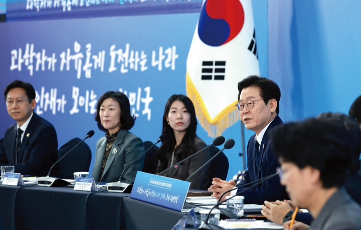 이재명 대통령이 11월 7일 대전 국립중앙과학관에서 열린 &lsquo;다시 과학기술인을 꿈꾸는 대한민국&rsquo; 국민보고회에서 발언하고 있다. 사진 뉴시스