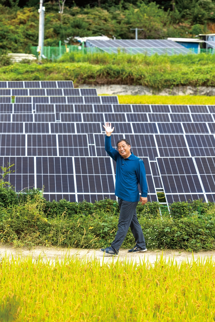 경기 여주시 세종대왕면 구양리는 전국 최초로 마을 단위에서 1000킬로와트(㎾) 규모의 태양광발전소를 조성하고 그 수익을 마을 복지에 활용하고 있다. 전주영 이장이 태양광발전소 앞에서 손을 흔들고 있다. 사진 C영상미디어