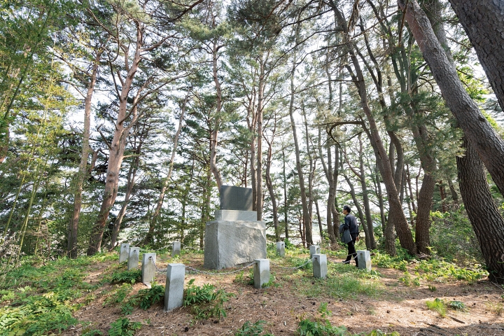 허균·허난설헌기념공원’에서 차로 10여 분 거리에 있는 교산 시비. 시비가 세워진 곳은 허균의 생가인 ‘애월당 터’가 있었던 자리로 알려져 있다. 사진 C영상미디어