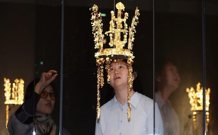 황남대총 금관을 살펴보고 있는 관람객. 사진 뉴시스