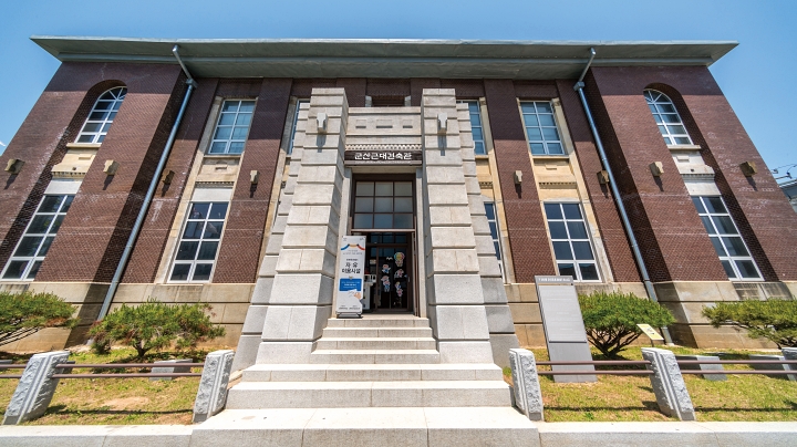 1923년 신축한 ‘구 조선은행 군산지점’ 건물은 현재 ‘근대건축관’으로 활용되고 있다. 사진 군산시청