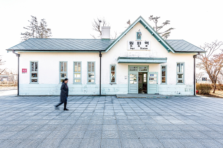 폐역이 된 전북 군산의 ‘임피역사’는 소박한 정취가 남아 있어 탐방객의 발길이 꾸준히 이어진다. 사진 C영상미디어