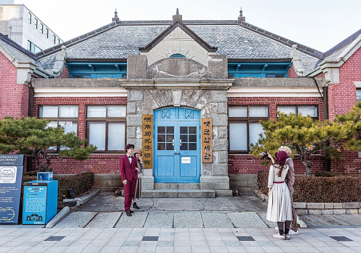 전북 군산시 영화동 일대 ‘군산시간여행마을’에는 근대 문화유산이 세월을 입은 채 모여 있다. 서양 고전주의 3대 건축물 중 하나인 ‘호남관세박물관. 사진 C영상미디어