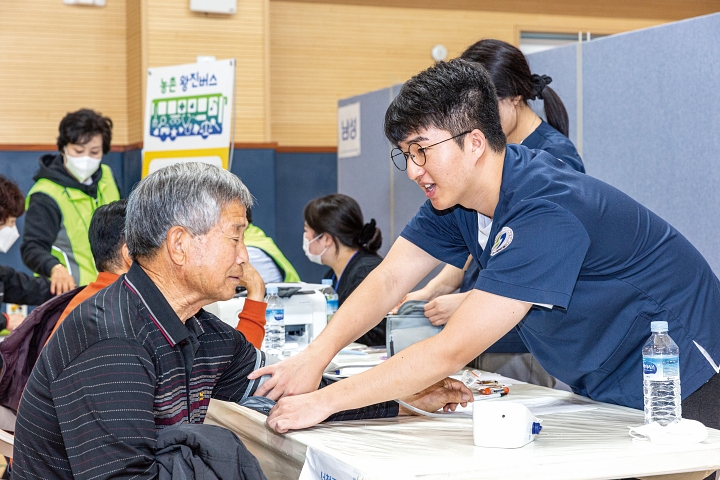 한방진료 부스에서 어르신들이 다양한 한방 치료를 받고 있다. 사진 C영상미디어