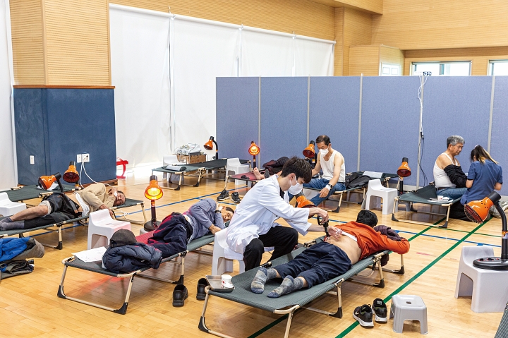 한방진료 부스에서 어르신들이 다양한 한방 치료를 받고 있다. 사진 C영상미디어