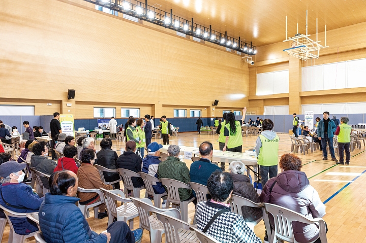 청주시 ‘농촌 왕진버스’ 검사를 대기하고 있는 어르신들. 사진 C영상미디어