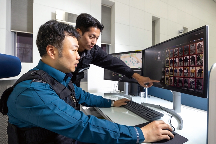 손현석 경사가 동료와 함께 안양시 스마트도시통합센터에서 에이드 시스템을 통해 실종자를 찾는 과정을 시연하고 있다. 사진 C영상미디어