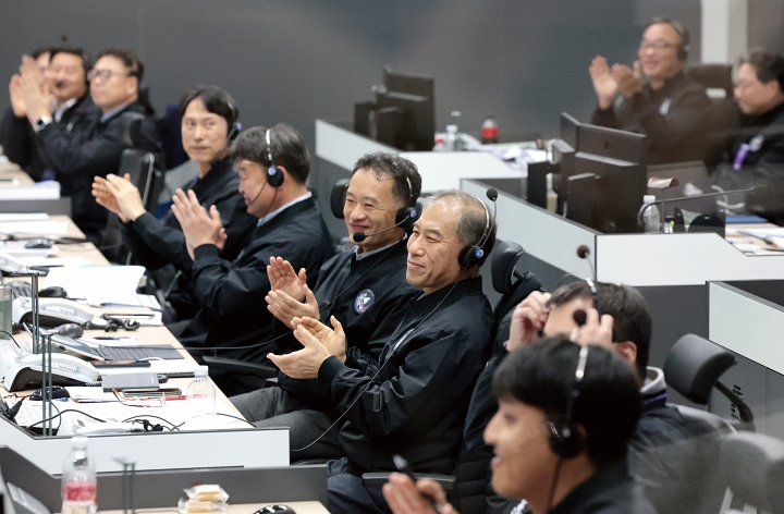 11월 27일 새벽 전남 고흥군 나로우주센터에서 직원들이 한국형발사체 &lsquo;누리호&rsquo;가 성공적으로 발사되자 기뻐하고 있다. 사진 항공우주연구원
