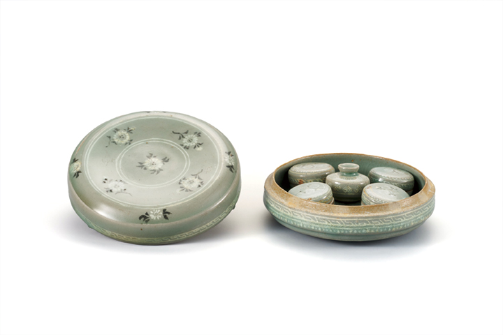 ‘청자상감국화무늬모자합’_고려, 전체높이 5.8㎝, 높이 12.3㎝, 국립중앙박물관