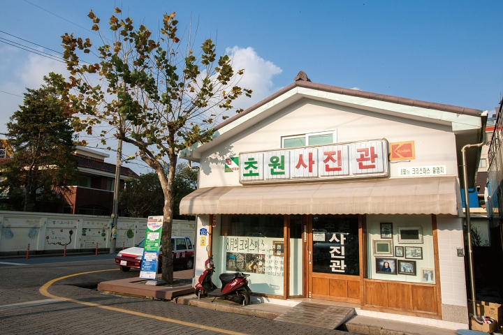 영화 ‘8월의 크리스마스’ 촬영지로 널리 알려진 ‘초원사진관’. 그 옛날 아담한 소도시의 사진관은 군산의 대표 포토존이 됐다. 사진 군산시청