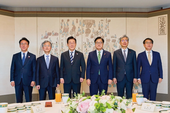 이재명 대통령이 12월 3일 용산 대통령실에서 열린 5부 요인 초청 오찬에서 기념촬영을 하고 있다. 왼쪽부터 김민석 국무총리, 조희대 대법원장, 이 대통령, 우원식 국회의장, 김상환 헌법재판소장, 노태악 중앙선거관리위원장. 사진 대통령실