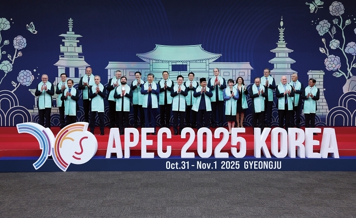 이재명 대통령이 6월 20일 울산 울주군 언양알프스시장을 방문해 시민들과 인사를 나누며 시장을 살펴보고 있다. 사진 대통령실