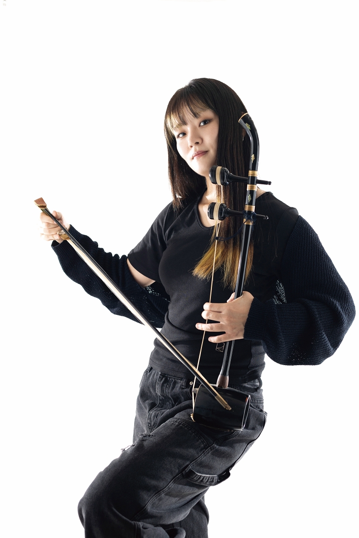 삼산이 전통악기인 해금을 들고 포즈를 취하고 있다. 그는 중&middot;고등학교 시절 해금을 전공했다. 사진 C영상미디어