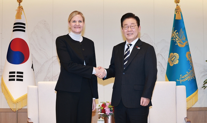 이재명 대통령이 12월 3일 용산 대통령실에서 커스티 코번트리 국제올림픽위원회(IOC) 위원장을 접견하고 있다. 사진 대통령실