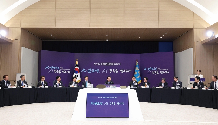 이재명 대통령이 12월 10일 용산 대통령실에서 열린 &lsquo;인공지능(AI) 시대, K-반도체 비전과 육성 전략 보고회&rsquo;에서 발언하고 있다. 사진 뉴시스