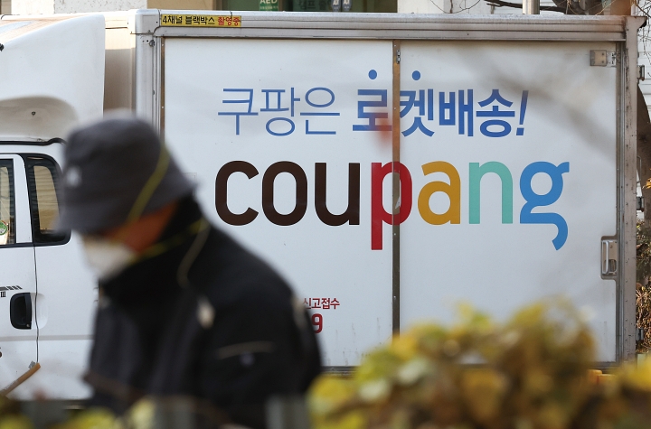 12월 2일 서울 시내 한 쿠팡 물류센터에 배송차량이 주차돼 있다. 사진 뉴시스