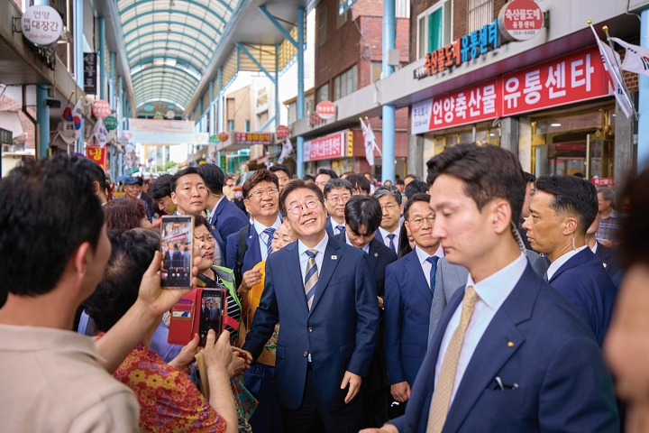 이재명 대통령이 6월 20일 울산 울주군 언양알프스시장을 방문해 시민들과 인사를 나누며 시장을 살펴보고 있다. 사진 대통령실