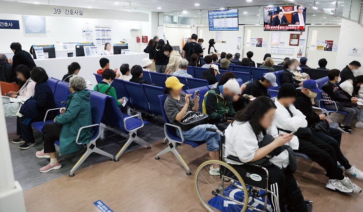 10월 20일 서울 시내 한 대학병원에서 환자들이 진료를 기다리고 있다. 사진 뉴시스