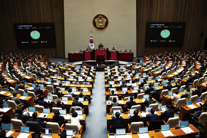 12월 2일 서울 영등포구 국회에서 열린 본회의에서 2026년도 예산안이 통과되고 있다. 사진 뉴시스
