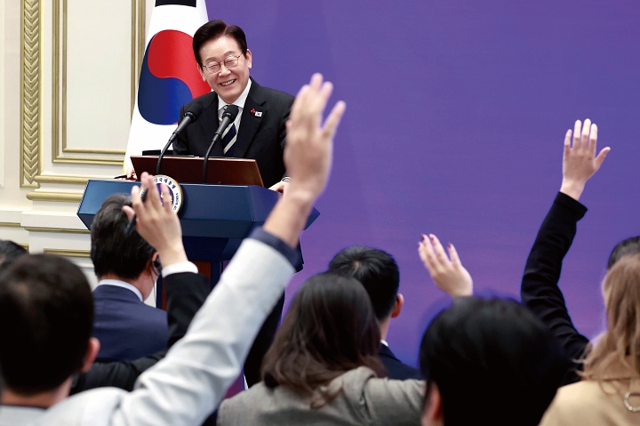 이재명 대통령이 12월 3일 청와대 영빈관에서 열린 ‘새롭게 선 민주주의, 그 1년’ 외신 기자회견에서 질문을 받고 있다. 사진 뉴시스