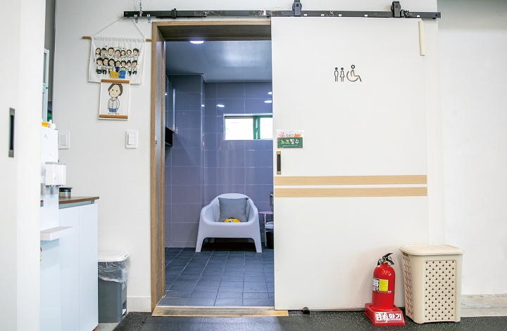 하루하루움직임연구소 내 화장실은 문턱을 없애고 회전 공간을 확보해 휠체어 이용자가 불편 없이 이동할 수 있도록 했다.