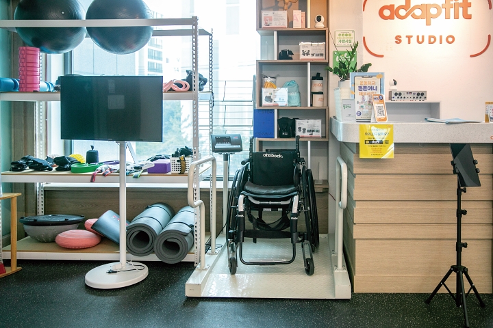 다양한 운동 보조기구와 기본 피트니스 장비가 비치돼 있어 어댑티드 피트니스 프로그램을 폭넓게 운영할 수 있다. 사진 C영상미디어