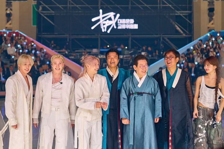 이재명 대통령이 10월 1일 경기 고양시 킨텍스에서 열린 대중문화교류위원회 출범식에서 최휘영 문화체육관광부 장관, 박진영 대중문화교류위원회 공동위원장, 스트레이키즈, 르세라핌과 함께 기념촬영을 하고 있다. 사진 대통령실