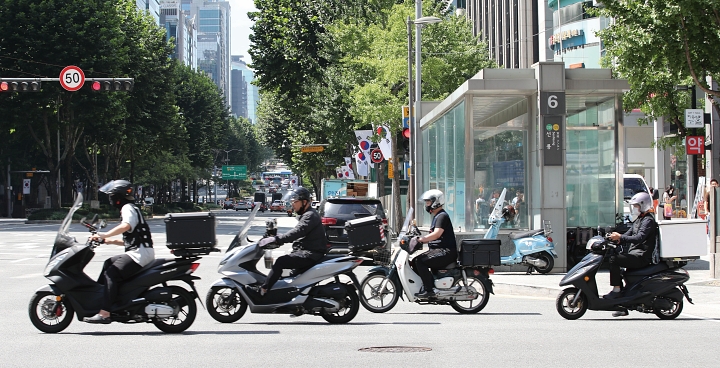 정부는 소상공인의 비용 부담을 줄여주기 위해 6월부터 연 매출 3억 원 이하 소상공인에게 최대 30만 원의 배달·택배비를 지원하는 사업을 시작했다. 사진 뉴시스