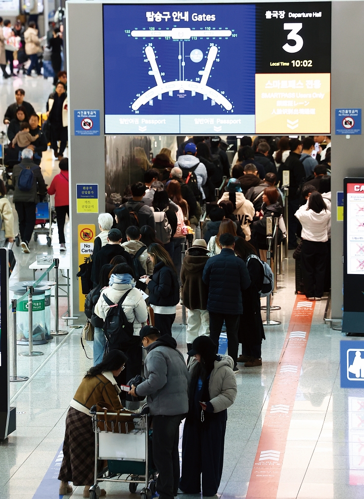 12월 3일 인천국제공항 제1여객터미널에서 여행객들이 출국 수속을 밟고 있다. 사진 뉴시스