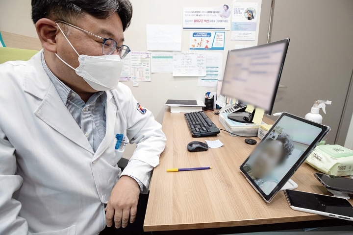 지난 2023년 5월 30일 서울 도봉구의 한 병원에서 비대면진료 실행 과정을 시연하고 있다. 사진 뉴시스