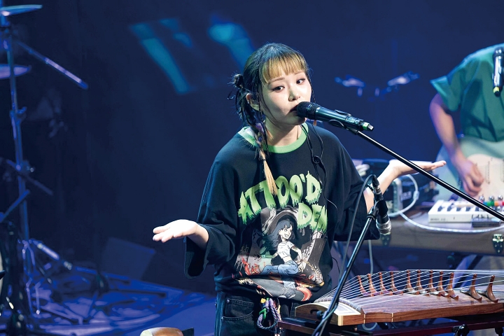 2024년 9월 7일 서울 마포구 무신사 개러지에서 열린 &lsquo;2024 뮤즈온 라이브 위크&rsquo; 4회 차 공연에서 삼산이 공연을 하고 있다. 사진 한국콘텐츠진흥원