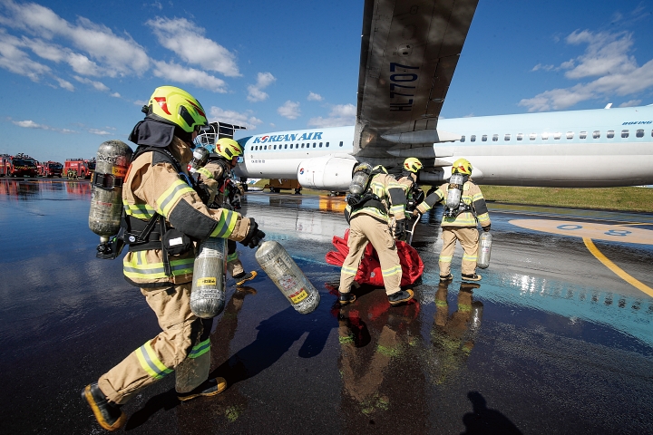 10월 28일 제주국제공항 화물청사에서 항공기 사고를 가정한 ‘2025년 재난대응 안전한국훈련’이 진행되고 있다. 사진 뉴시스