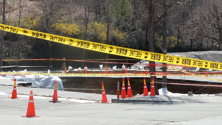 2025년 3월 28일 서울 강동구 명일동 땅꺼짐(싱크홀) 사고 현장. 사진 뉴시스