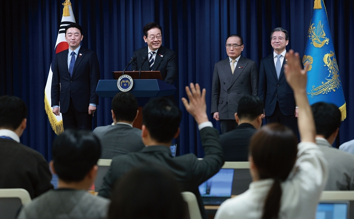 이재명 대통령이 12월 3일 청와대 영빈관에서 열린 ‘새롭게 선 민주주의, 그 1년’ 외신 기자회견에서 질문을 받고 있다. 사진 뉴시스