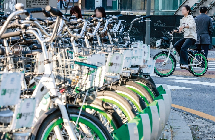11월 12일 서울 시내 따릉이 대여소에 자전거가 세워져 있다. 사진 뉴시스