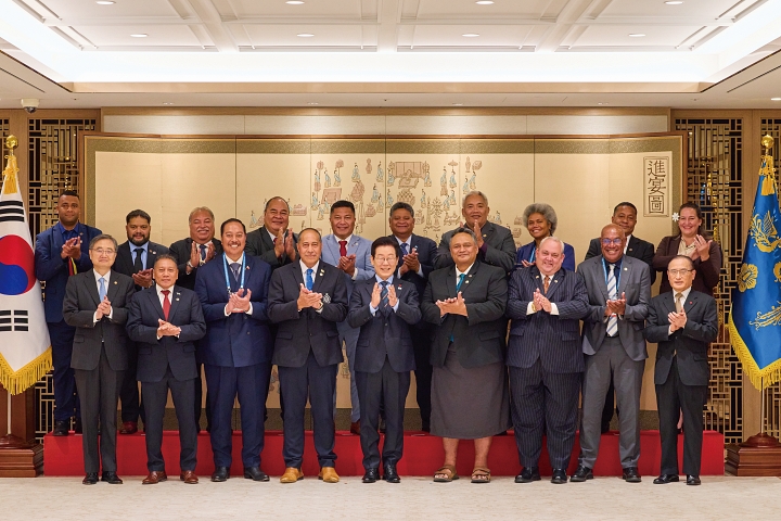 이재명 대통령이 12월 10일 용산 대통령실에서 열린 태평양도서국 외교장관 접견에서 참석자들과 함께 기념촬영을 하고 있다. 사진 대통령실