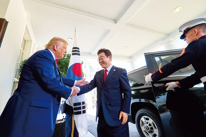 이재명 대통령과 도널드 트럼프 미국 대통령이 8월 25일(현지시간) 미국 워싱턴 D.C. 백악관에서 한미 정상회담에 앞서 인사를 나누고 있다. 사진 뉴시스