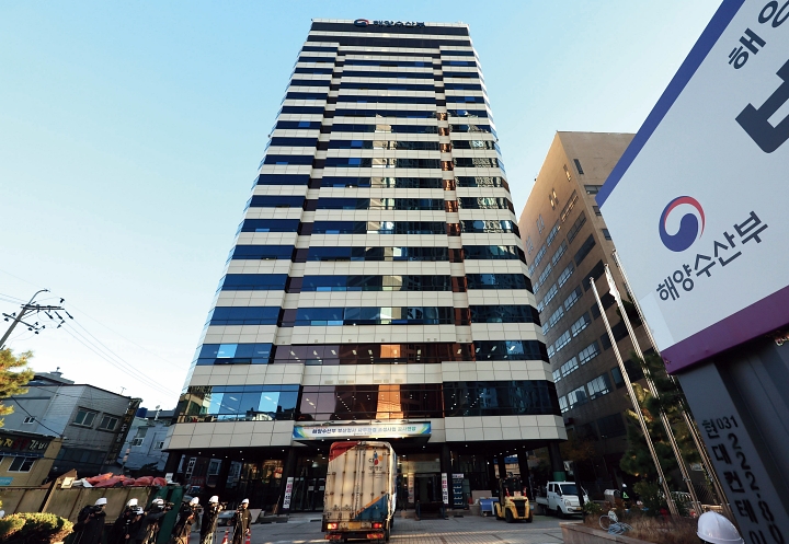 12월 9일 해양수산부 부산청사 본관으로 이사차량이 들어가고 있다. 사진 뉴시스