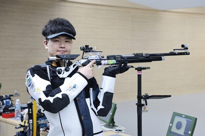 5월 열린 &lsquo;제8회 대구광역시장배 전국사격대회&rsquo; 10ｍ 공기소총 남자 일반부 본선에서 635.2점을 쏴 종전 한국 기록을 경신한 김우림. 사진 보은군청