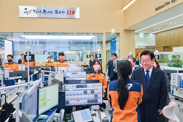 이재명 대통령이 12월 16일 세종특별자치시 소방청 119 종합상황실을 방문해 공직자들을 격려하고 있다. 사진 대통령실