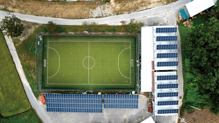 경기 여주시 구양리 햇빛소득마을의 공유자산인 풋살장 주차장에 설치된 태양광발전소 4호. 사진 C영상미디어