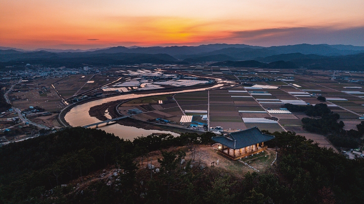 ‘괴시리 전통마을’ 여행의 시작은 고려 때 대학자였던 목은 이색의 탄생지인 괴시리 전통마을에서 시작해 이색이 즐겨 찾던 ‘관어대’까지 이어진다. 시인 묵객이 찾던 관어대는 영덕에서 손꼽히는 해맞이·해돋이 전망대다. 사진 C영상미디어
