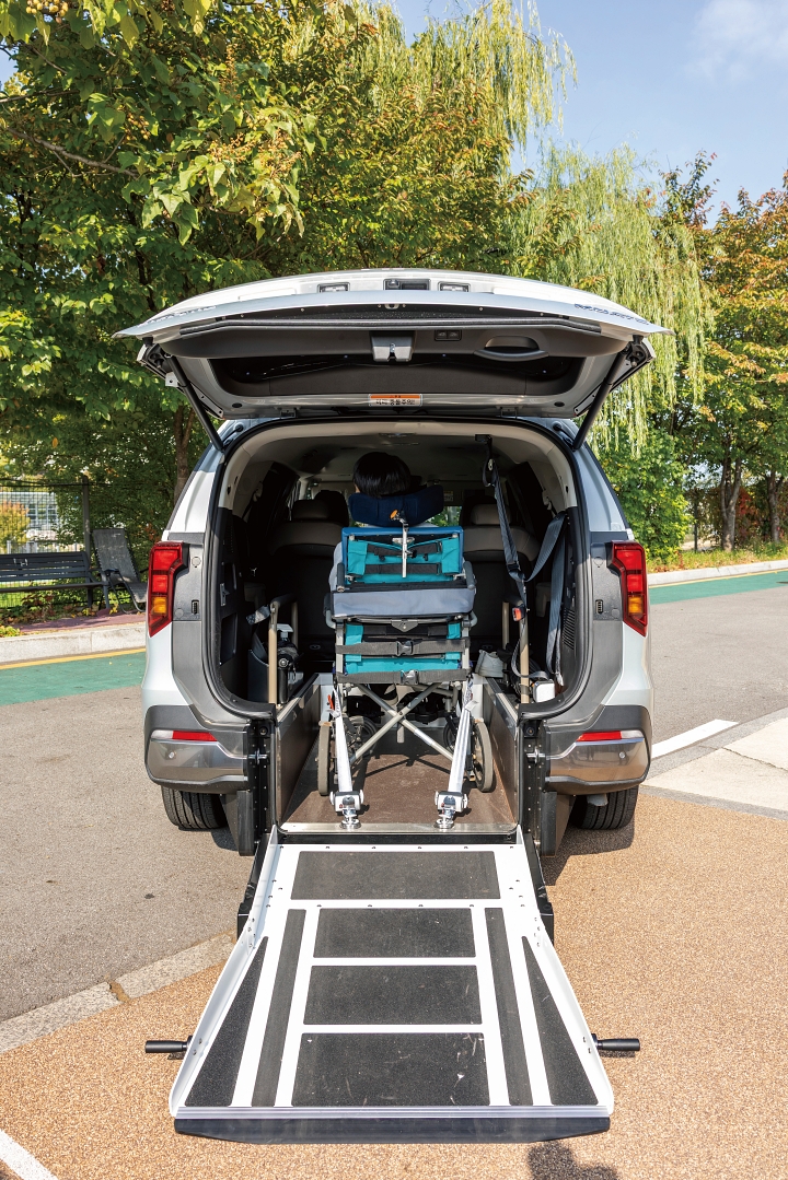중증장애인 차량용 보조기기인 &lsquo;경사로&rsquo;가 차량에 설치된 모습. 사진 C영상미디어