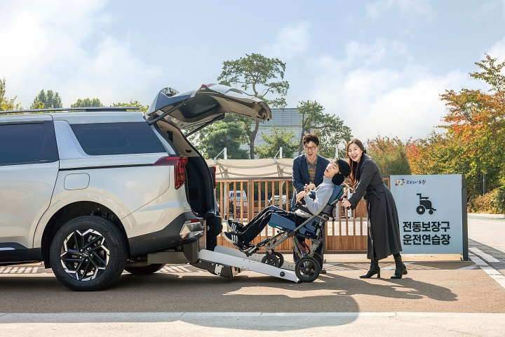 김기곤 노원구청 장애인친화도시팀장(맨 왼쪽)과 노원구 주민인 정선경씨(맨 오른쪽)는 &ldquo;중증장애인 차량용 보조기기는 중증장애인 가족구성원에게 꼭 필요한 지원사업&rdquo;이라 강조했다. 사진 C영상미디어