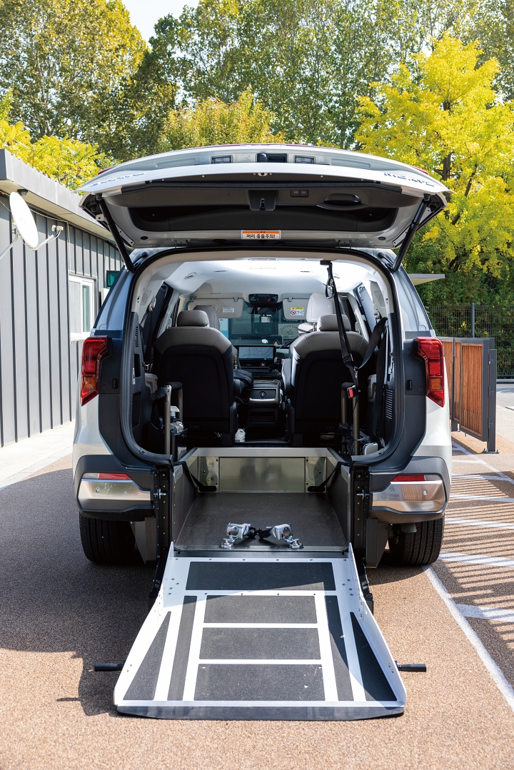 중증장애인 차량용 보조기기인 &lsquo;경사로&rsquo;가 차량에 설치된 모습. 사진 C영상미디어