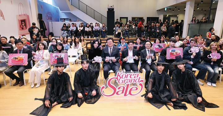 (왼쪽부터) 이부진 한국방문의해위원장과 김대현 문화체육관광부 2차관을 비롯한 참석자들이 12월 17일 서울 중구 커뮤니티하우스 마실에서 열린 &lsquo;2026 코리아그랜드세일&rsquo; 개막식 행사에서 기념촬영을 하고 있다. 사진 문화체육관광부