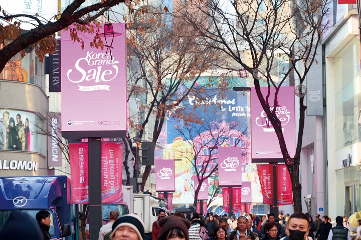 &lsquo;2026 코리아그랜드세일&rsquo;이 시작된 12월 17일 서울 중구 명동 거리가 관광객들로 북적이고 있다.