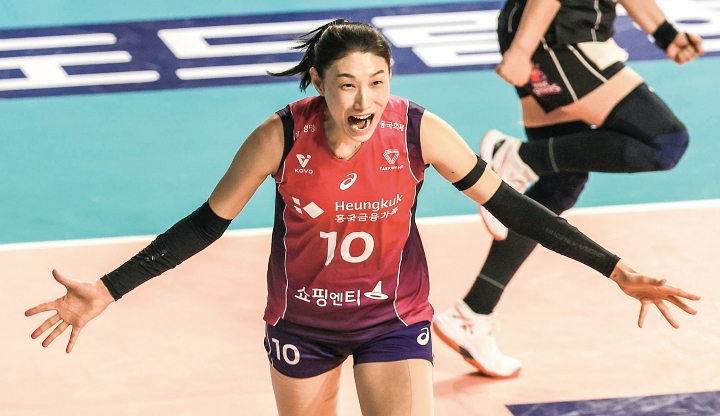 4월 8일 인천 부평구 삼산월드체육관에서 열린 ‘2024-2025 V-리그 여자부 챔피언 결정전’ 5차전 흥국생명과 정관장의 경기에서 승리한 후 김연경이 기뻐하고 있다. 사진 뉴시스