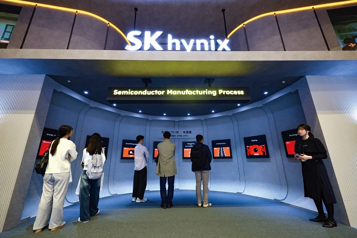 10월 22일 서울 강남구 코엑스에서 개막한 제27회 반도체대전을 찾은 관람객들이 SK하이닉스 부스를 둘러보고 있다. 사진 뉴시스